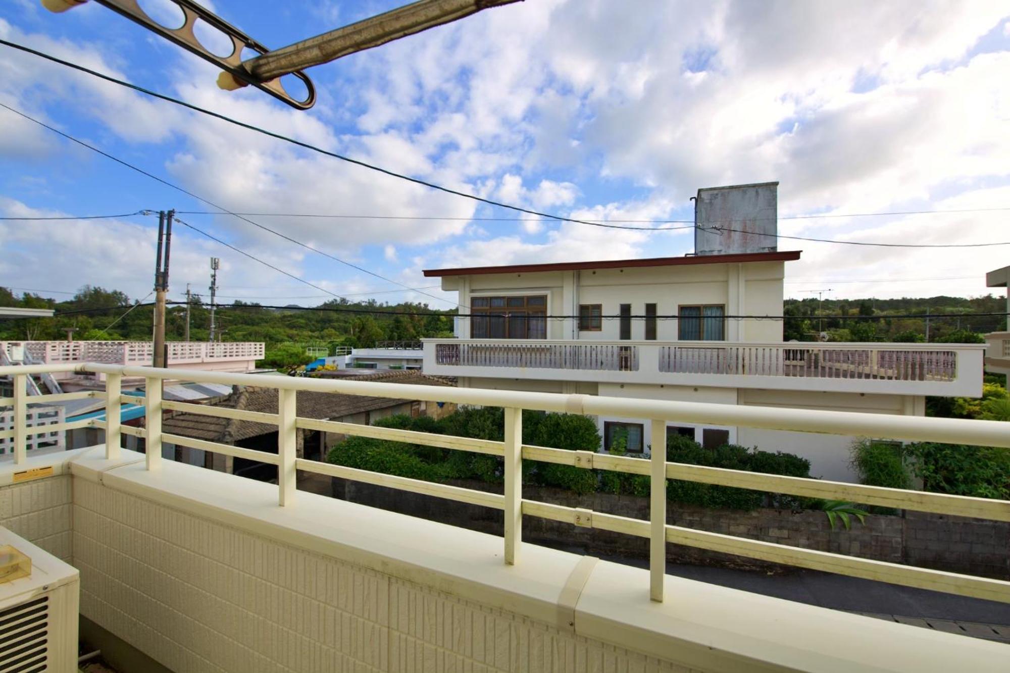 青の洞窟まで車で3分完全プライベートの一棟貸駐車場無料の恩納海彩 Apartment *