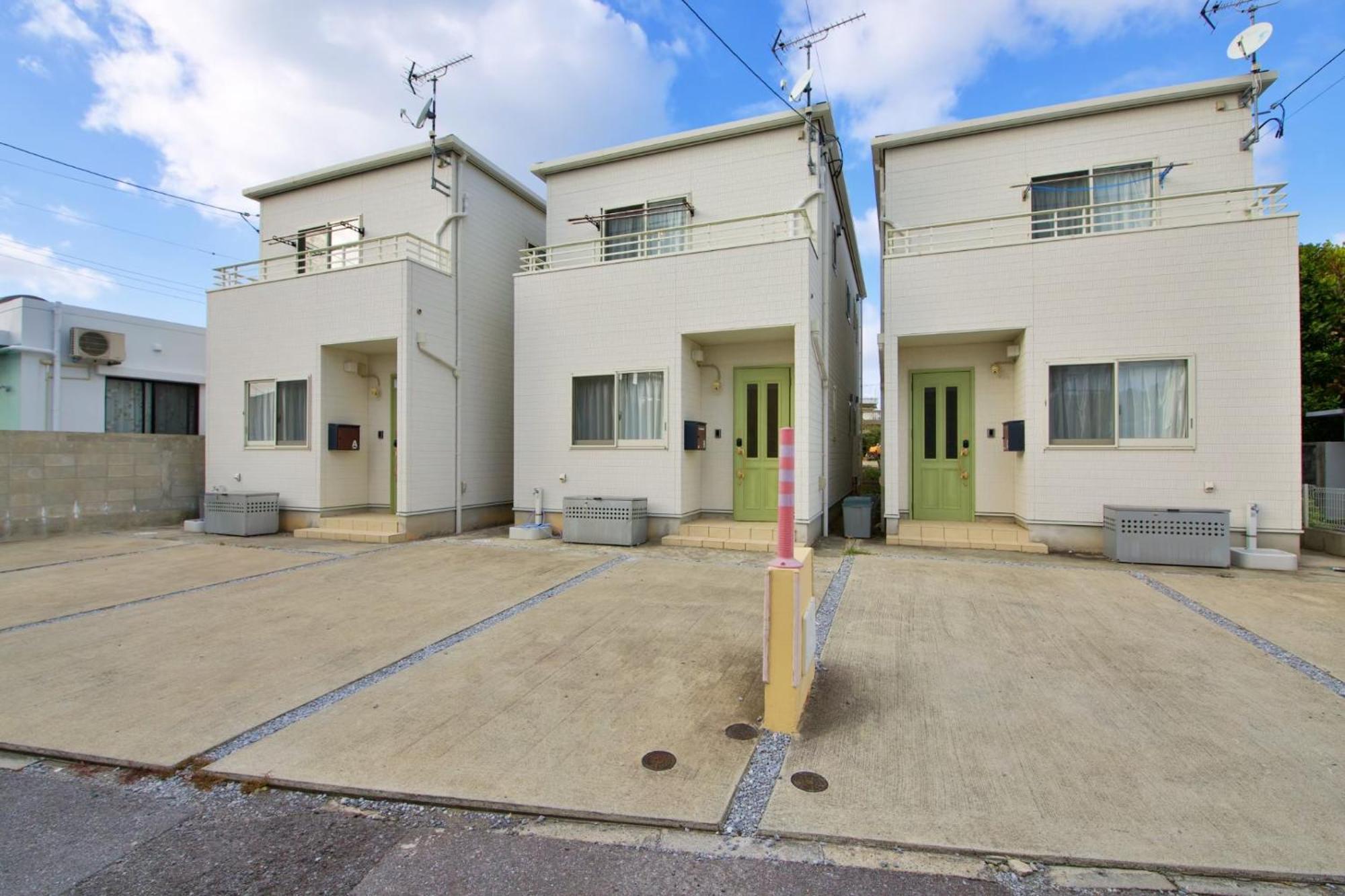 Apartment 青の洞窟まで車で3分完全プライベートの一棟貸駐車場無料の恩納海彩 *